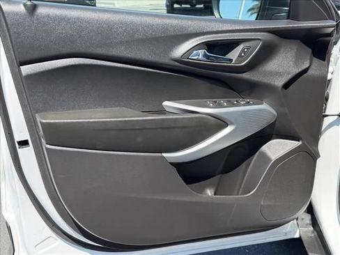 Certified 2025 Chevrolet Trax LS FWD image 13