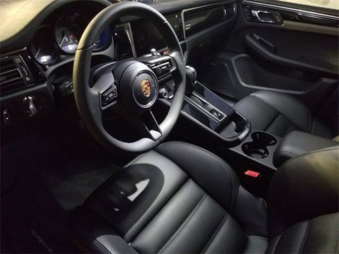 New 2025 Porsche Macan image 4