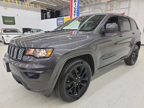 Used 2017 Jeep Grand Cherokee Altitude AWD/4WD image 3