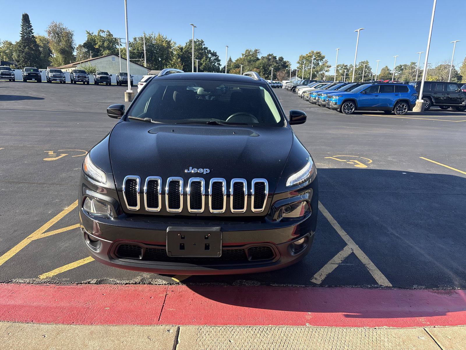 Used 2016 Jeep Cherokee Latitude FWD image 2