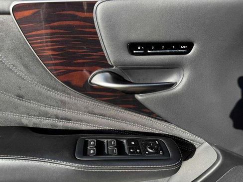Used 2018 Lexus LS 500h w/ Luxury Package RWD image 18