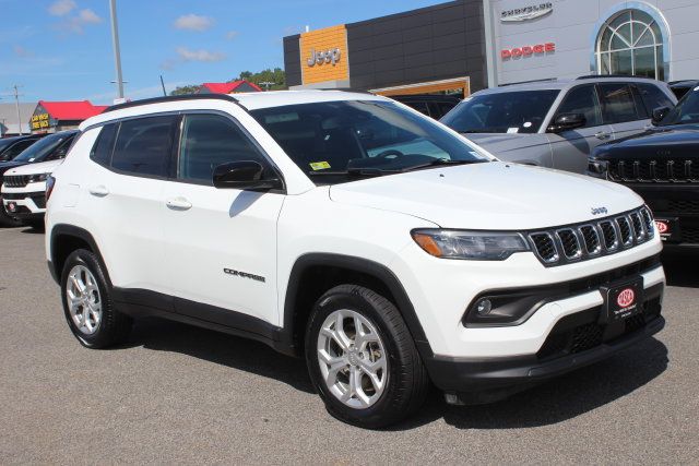 Used 2024 Jeep Compass Latitude AWD/4WD image 1