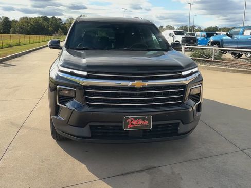 Used 2024 Chevrolet Traverse LT image 3