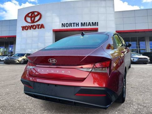 Used 2025 Hyundai Elantra SE FWD image 4