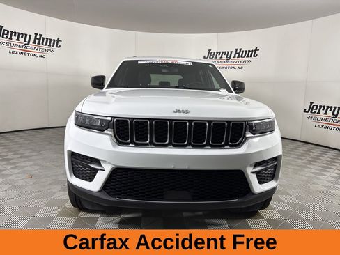 Used 2024 Jeep Grand Cherokee Laredo X image 3