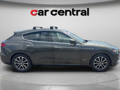 Used 2018 Maserati Levante GranLusso AWD/4WD image 4