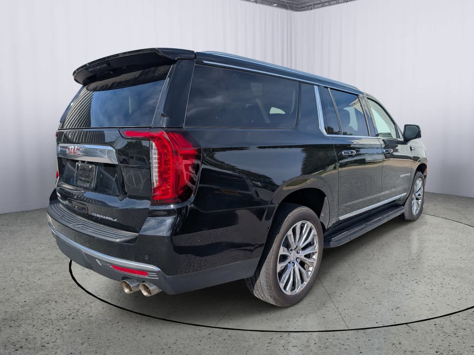 Used 2023 GMC Yukon XL Denali AWD/4WD image 3