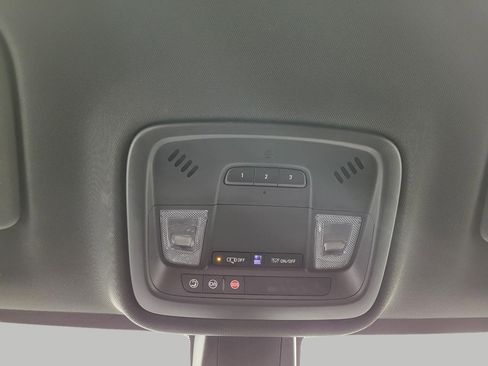 Used 2023 Chevrolet Traverse LT w/ Rear Camera Mirror Package image 18