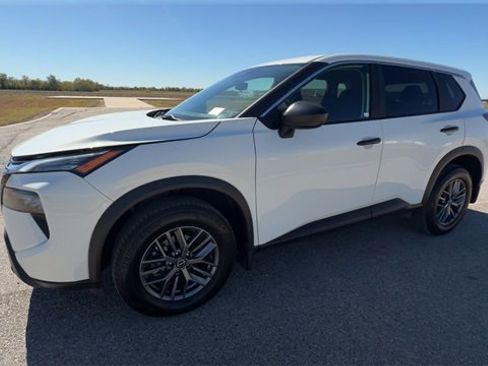 Used 2024 Nissan Rogue S image 4