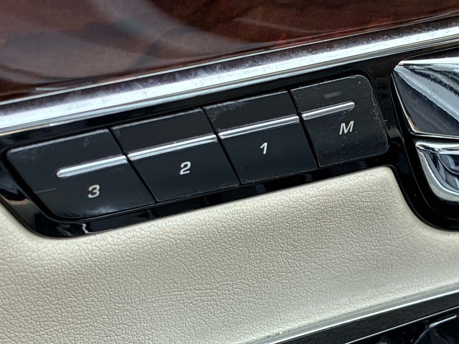Used 2013 Jaguar XJ RWD image 23
