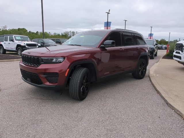 Used 2025 Jeep Grand Cherokee Altitude AWD/4WD image 5