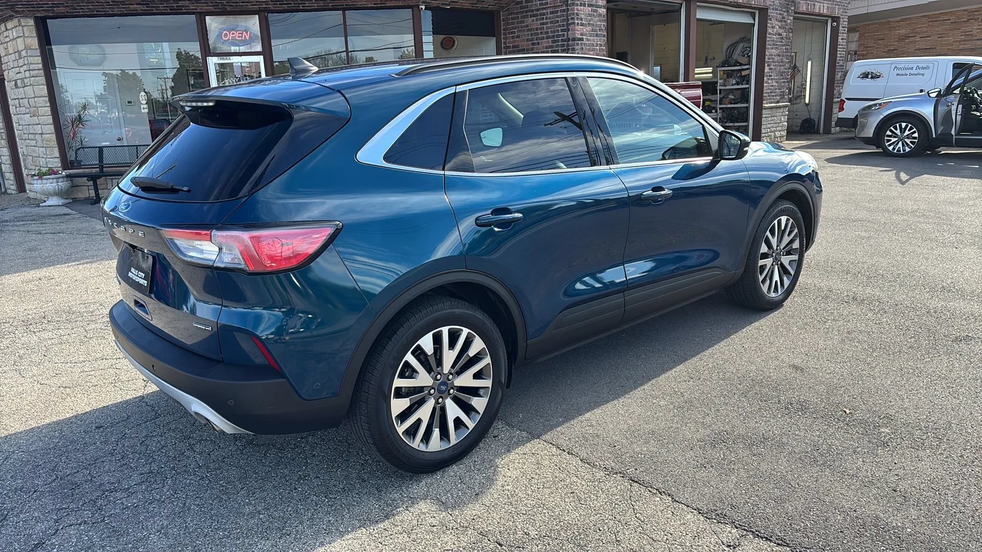 Used 2020 Ford Escape Titanium AWD/4WD image 17