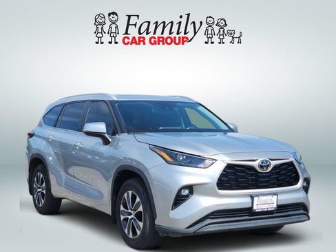 Used 2023 Toyota Highlander XLE FWD image 2