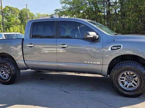 Used 2017 Nissan Titan SV image 4