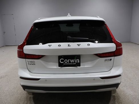 Used 2025 Volvo V60 B5 Cross Country Plus image 3