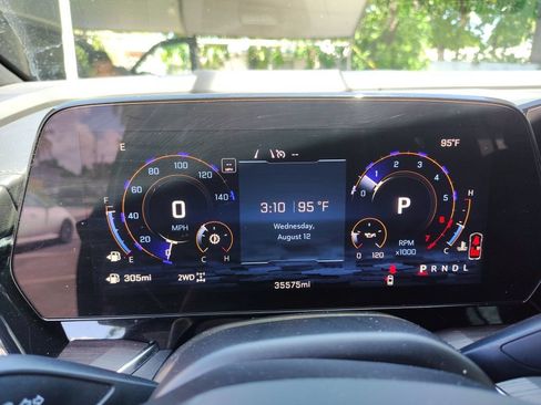 Used 2025 Chevrolet Suburban Z71 AWD/4WD image 3