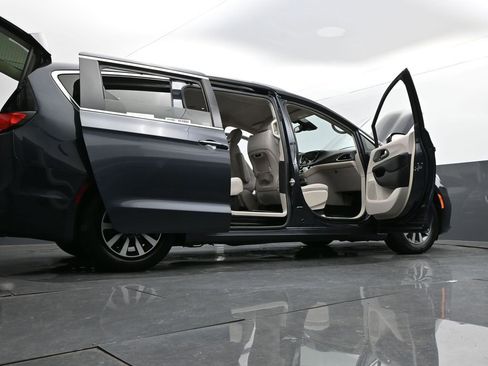 Used 2021 Chrysler Pacifica Touring-L image 32