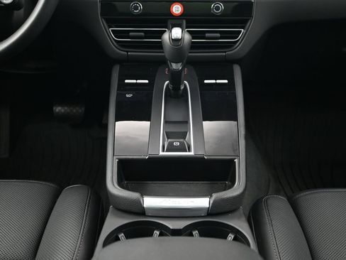 Used 2026 Porsche Macan AWD/4WD image 10