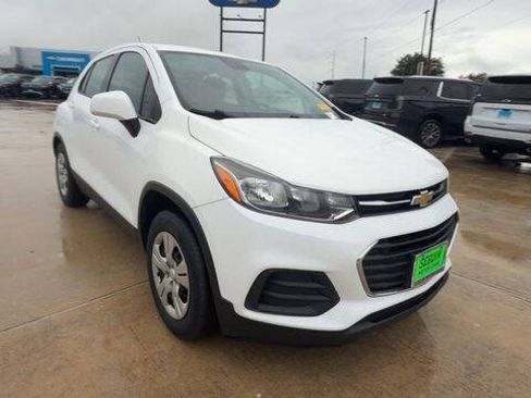 Used 2018 Chevrolet Trax LS FWD image 2