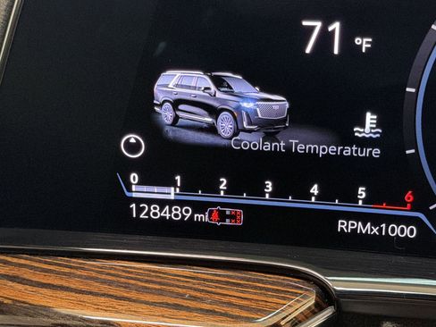 Used 2022 Cadillac Escalade ESV Luxury RWD image 18