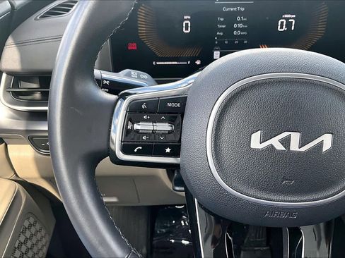 Used 2025 Kia Carnival image 22