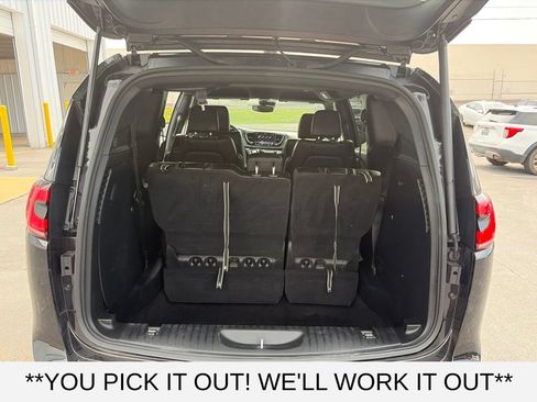 Used 2025 Chrysler Pacifica Select FWD image 8