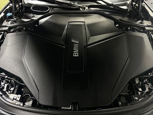 Used 2024 BMW i7 xDrive60 w/ Executive Package image 32