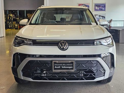Used 2025 Volkswagen Taos SE AWD/4WD image 16