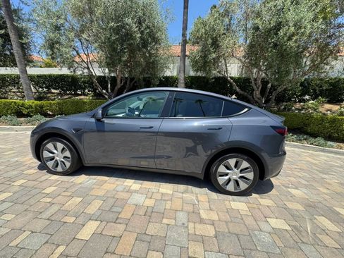 Used 2024 Tesla Model Y Long Range AWD/4WD image 9