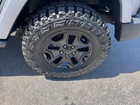 Used 2018 Jeep Wrangler Unlimited Sahara w/ Connectivity Group AWD/4WD image 39