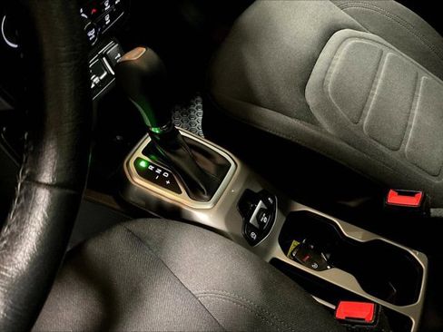 Used 2022 Jeep Renegade Latitude w/ Sun/Sound Group image 17