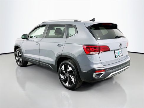 Used 2024 Volkswagen Taos SE w/ Panoramic Sunroof Package image 5