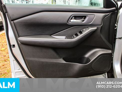 Used 2024 Nissan Rogue SV image 35