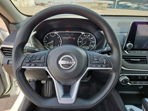 Used 2025 Nissan Altima 2.5 SV FWD image 19