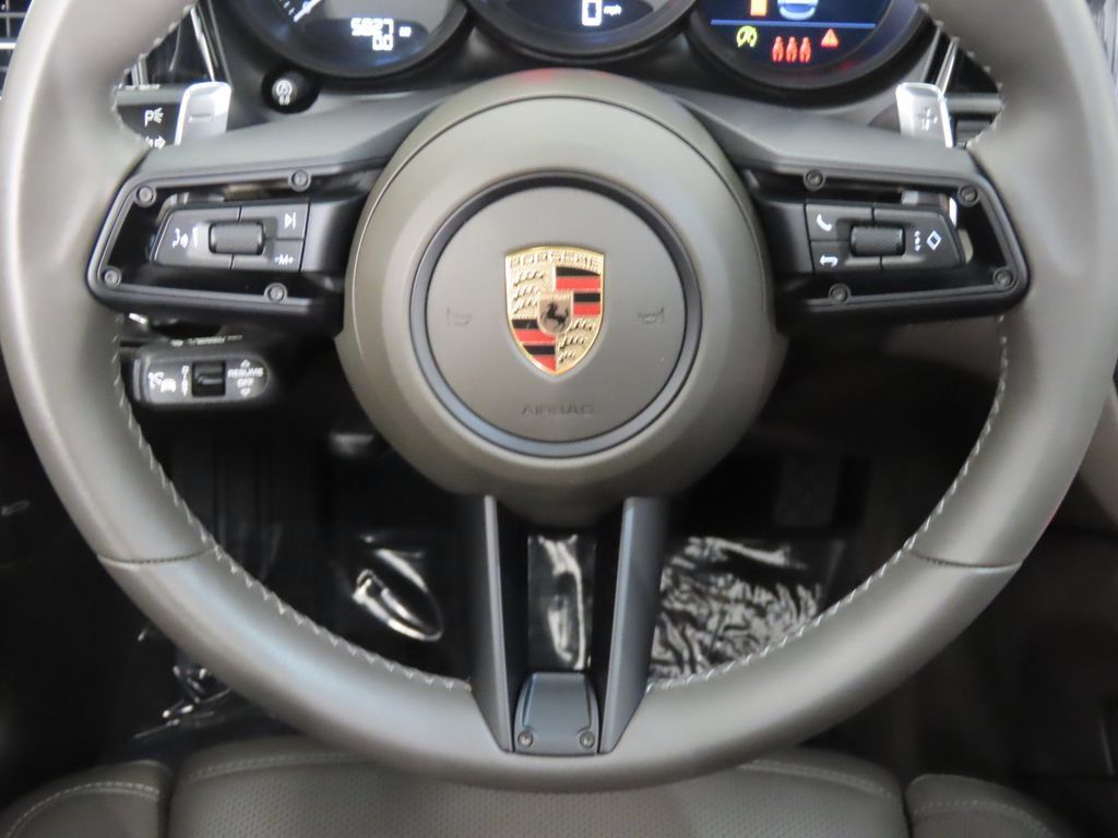 Certified 2026 Porsche Macan AWD/4WD image 19