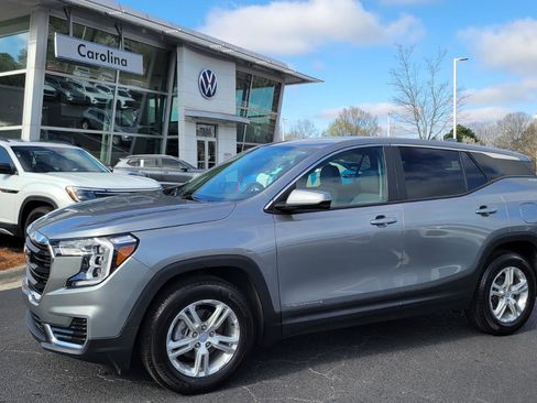 Used 2023 GMC Terrain SLE image 1