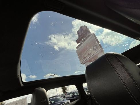 Used 2019 Land Rover Range Rover Evoque SE Premium image 25