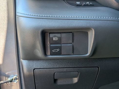 Used 2022 Toyota Highlander XLE FWD image 22