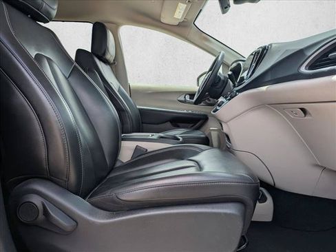 Used 2023 Chrysler Pacifica Touring-L FWD image 20
