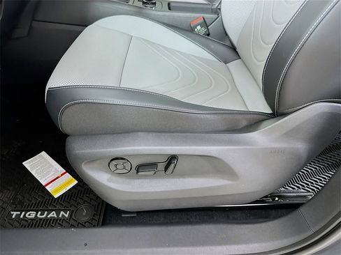 New 2026 Volkswagen Tiguan SE image 9