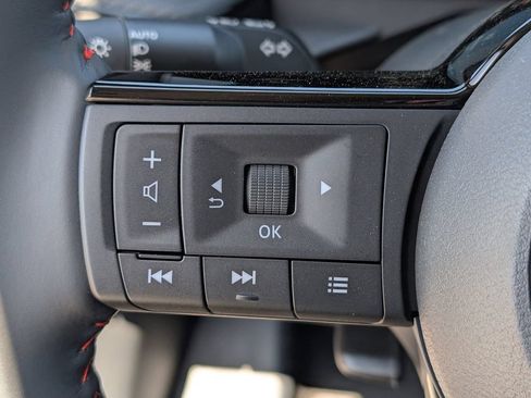 Used 2025 Nissan Kicks SR FWD image 21