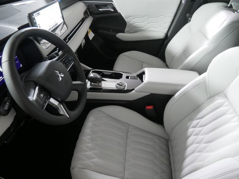 New 2025 Mitsubishi Outlander AWD image 4