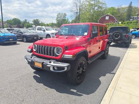 Certified 2025 Jeep Wrangler Unlimited Sahara AWD/4WD image 3