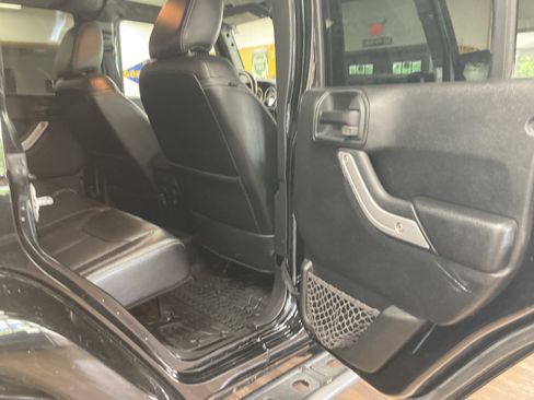 Used 2017 Jeep Wrangler Unlimited Rubicon AWD/4WD image 18