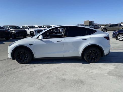Used 2022 Tesla Model Y Long Range image 7