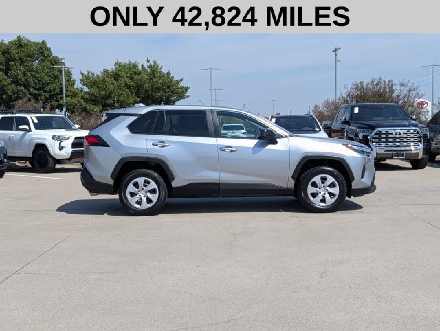 Used 2025 Toyota RAV4 LE AWD/4WD image 4