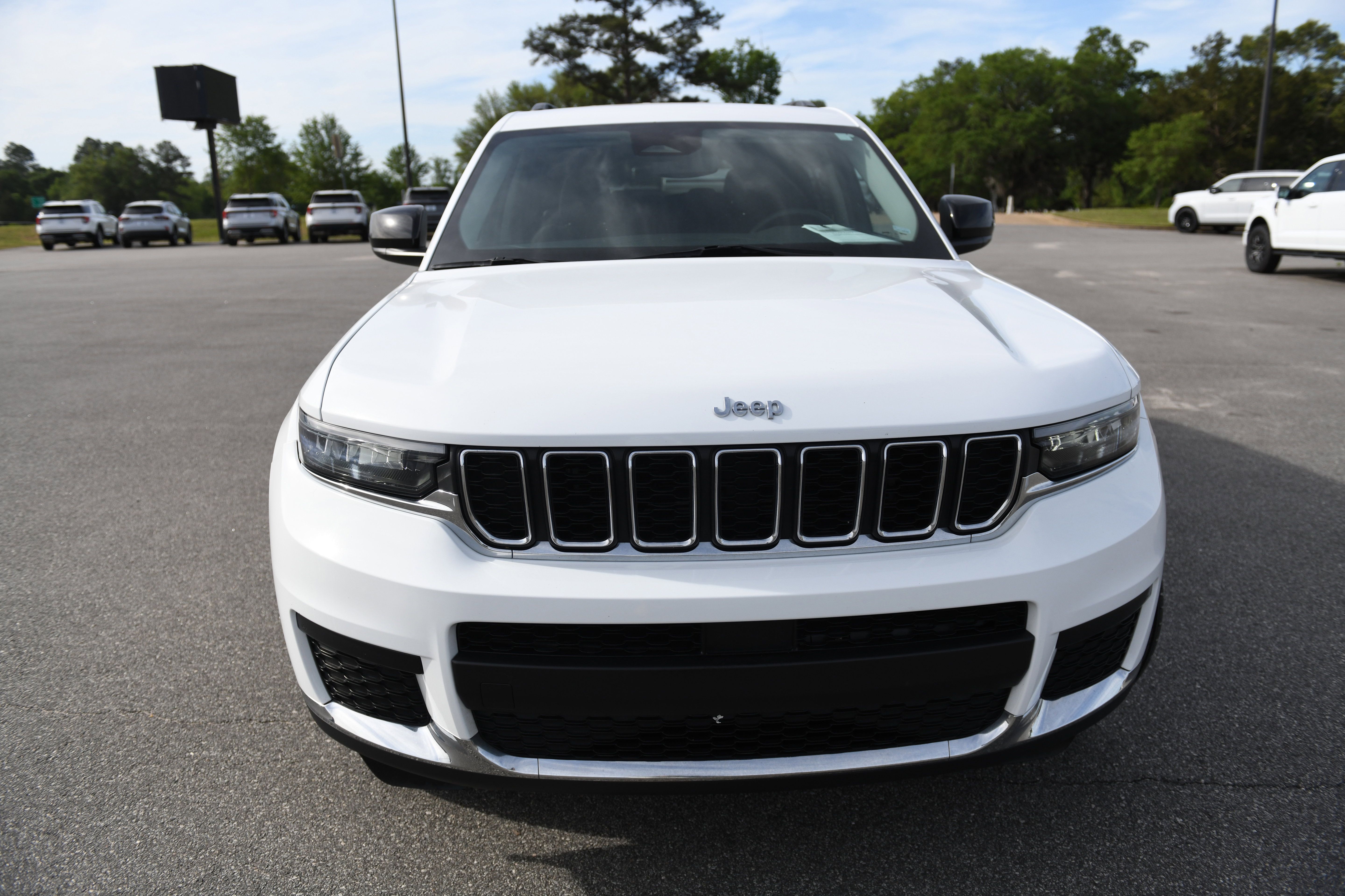 Used 2023 Jeep Grand Cherokee L Laredo RWD image 5