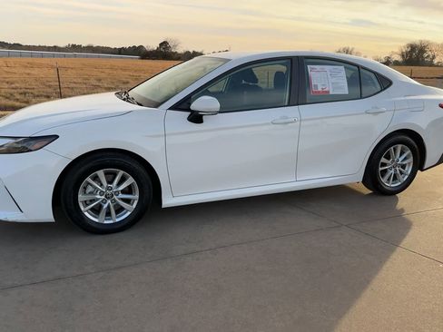 Used 2025 Toyota Camry LE image 5