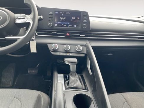 Used 2024 Hyundai Elantra SE FWD image 11