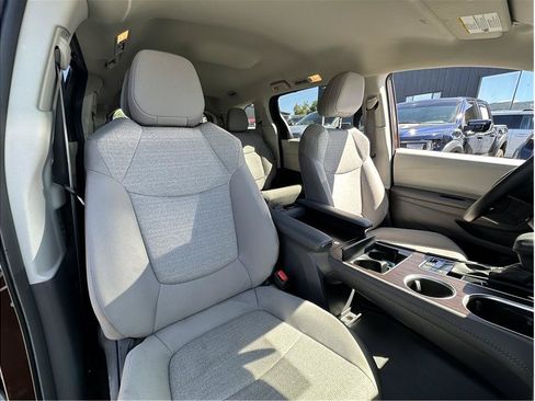 Used 2024 Toyota Sienna LE AWD/4WD image 4